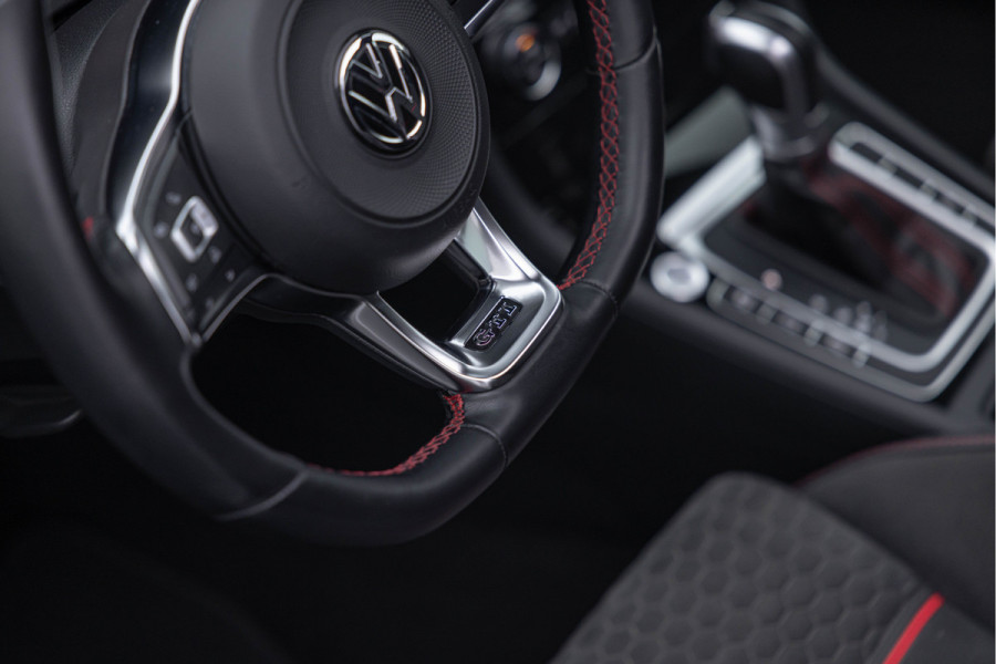 Volkswagen Golf 2.0 TSI GTI 245pk Performance Pano ACC Dynaudio 19''