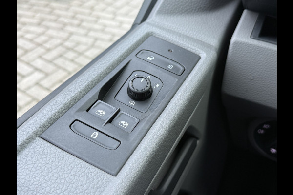 Volkswagen Transporter 2.0 TDI L2H1 30 DC Highline | Origineel NL | Apple carplay | Camera | Trekhaak |