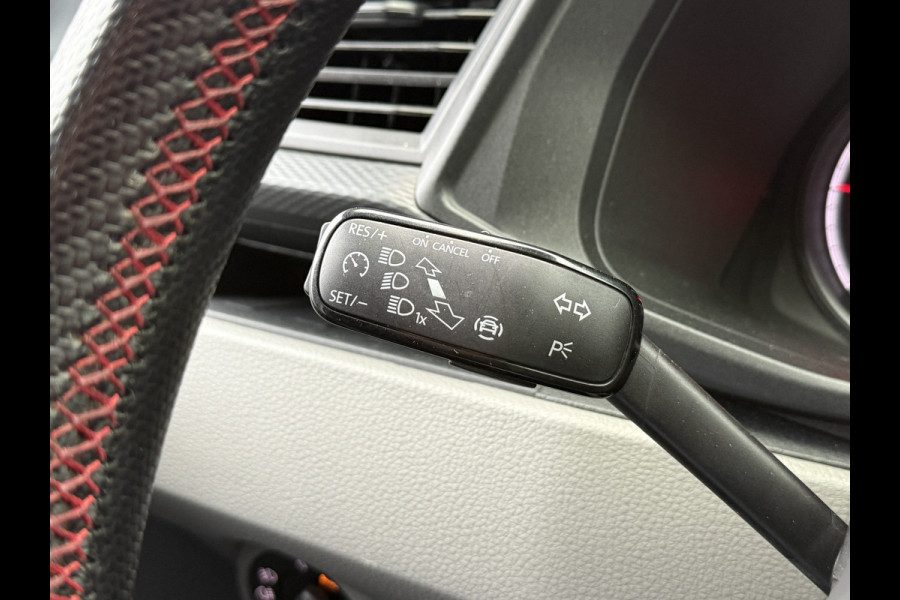 Volkswagen Transporter 2.0 TDI L2H1 30 DC Highline | Origineel NL | Apple carplay | Camera | Trekhaak |