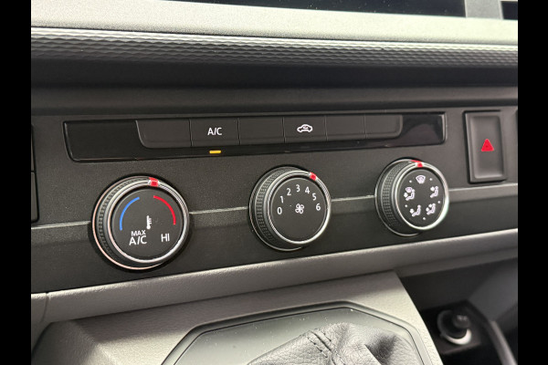 Volkswagen Transporter 2.0 TDI L2H1 30 DC Highline | Origineel NL | Apple carplay | Camera | Trekhaak |