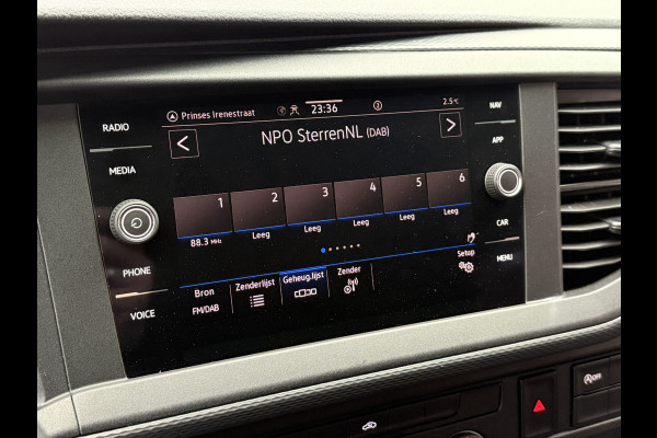 Volkswagen Transporter 2.0 TDI L2H1 30 DC Highline | Origineel NL | Apple carplay | Camera | Trekhaak |