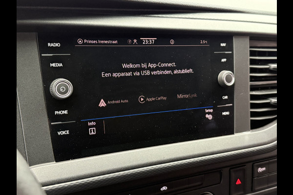 Volkswagen Transporter 2.0 TDI L2H1 30 DC Highline | Origineel NL | Apple carplay | Camera | Trekhaak |