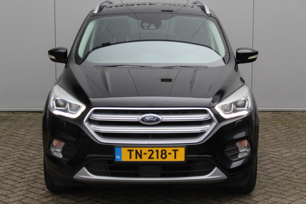 Ford Kuga 1.5-150pk EcoBoost Titanium. Nette Ford Kuga met een trekgewicht van maar liefst 2.000kg ! Autm. airco, stoel-, stuur- en voorraamverw., camera, parkeersensoren achter, navigatie, telefoonvoorb.,  17"LM wielen+all season banden, trekhaak, adapt. cruise cntrl etc.