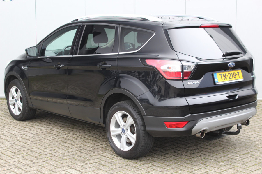 Ford Kuga 1.5-150pk EcoBoost Titanium. Nette Ford Kuga met een trekgewicht van maar liefst 2.000kg ! Autm. airco, stoel-, stuur- en voorraamverw., camera, parkeersensoren achter, navigatie, telefoonvoorb.,  17"LM wielen+all season banden, trekhaak, adapt. cruise cntrl etc.