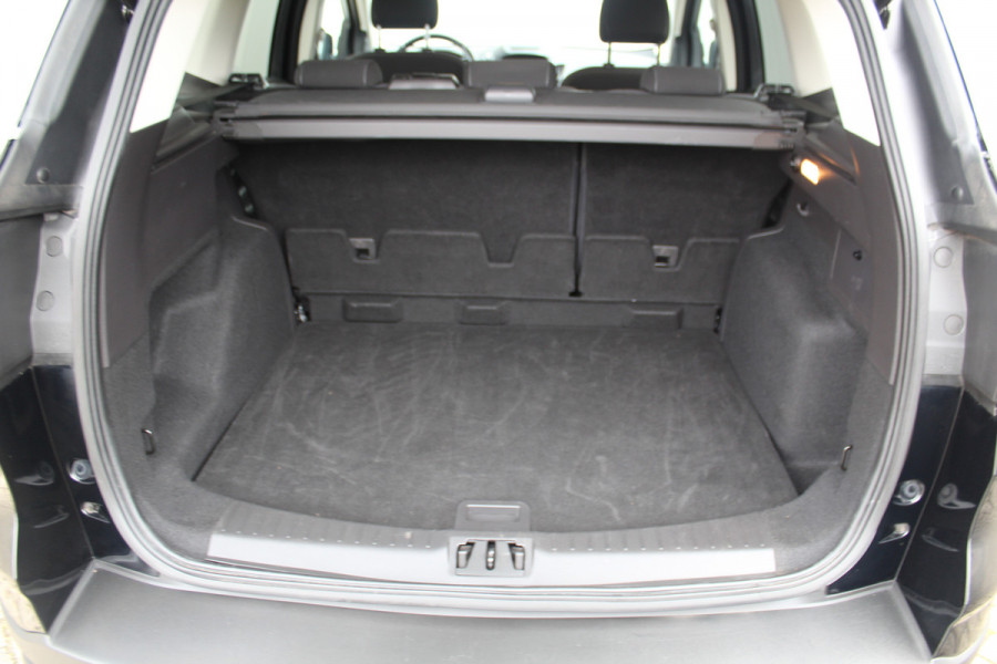 Ford Kuga 1.5-150pk EcoBoost Titanium. Nette Ford Kuga met een trekgewicht van maar liefst 2.000kg ! Autm. airco, stoel-, stuur- en voorraamverw., camera, parkeersensoren achter, navigatie, telefoonvoorb.,  17"LM wielen+all season banden, trekhaak, adapt. cruise cntrl etc.