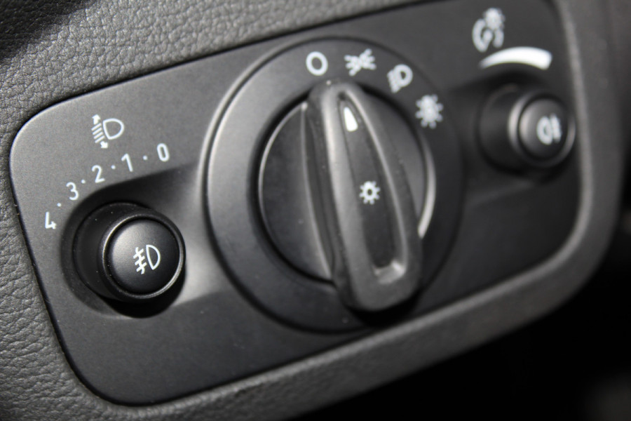 Ford Kuga 1.5-150pk EcoBoost Titanium. Nette Ford Kuga met een trekgewicht van maar liefst 2.000kg ! Autm. airco, stoel-, stuur- en voorraamverw., camera, parkeersensoren achter, navigatie, telefoonvoorb.,  17"LM wielen+all season banden, trekhaak, adapt. cruise cntrl etc.