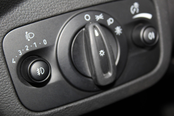 Ford Kuga 1.5-150pk EcoBoost Titanium. Nette Ford Kuga met een trekgewicht van maar liefst 2.000kg ! Autm. airco, stoel-, stuur- en voorraamverw., camera, parkeersensoren achter, navigatie, telefoonvoorb.,  17"LM wielen+all season banden, trekhaak, adapt. cruise cntrl etc.