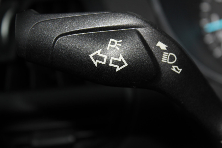 Ford Kuga 1.5-150pk EcoBoost Titanium. Nette Ford Kuga met een trekgewicht van maar liefst 2.000kg ! Autm. airco, stoel-, stuur- en voorraamverw., camera, parkeersensoren achter, navigatie, telefoonvoorb.,  17"LM wielen+all season banden, trekhaak, adapt. cruise cntrl etc.