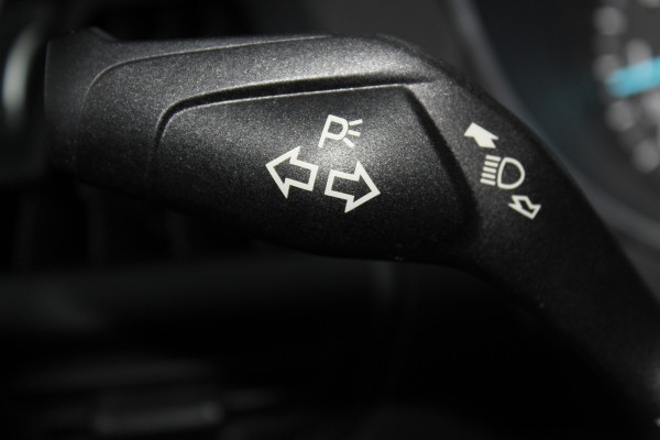 Ford Kuga 1.5-150pk EcoBoost Titanium. Nette Ford Kuga met een trekgewicht van maar liefst 2.000kg ! Autm. airco, stoel-, stuur- en voorraamverw., camera, parkeersensoren achter, navigatie, telefoonvoorb.,  17"LM wielen+all season banden, trekhaak, adapt. cruise cntrl etc.