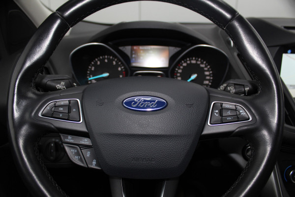 Ford Kuga 1.5-150pk EcoBoost Titanium. Nette Ford Kuga met een trekgewicht van maar liefst 2.000kg ! Autm. airco, stoel-, stuur- en voorraamverw., camera, parkeersensoren achter, navigatie, telefoonvoorb.,  17"LM wielen+all season banden, trekhaak, adapt. cruise cntrl etc.