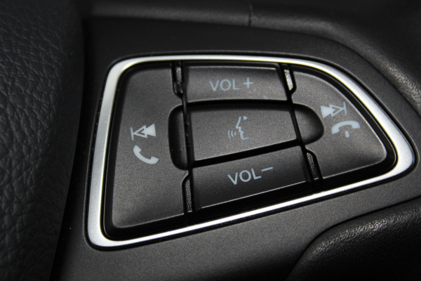 Ford Kuga 1.5-150pk EcoBoost Titanium. Nette Ford Kuga met een trekgewicht van maar liefst 2.000kg ! Autm. airco, stoel-, stuur- en voorraamverw., camera, parkeersensoren achter, navigatie, telefoonvoorb.,  17"LM wielen+all season banden, trekhaak, adapt. cruise cntrl etc.