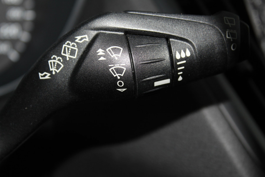 Ford Kuga 1.5-150pk EcoBoost Titanium. Nette Ford Kuga met een trekgewicht van maar liefst 2.000kg ! Autm. airco, stoel-, stuur- en voorraamverw., camera, parkeersensoren achter, navigatie, telefoonvoorb.,  17"LM wielen+all season banden, trekhaak, adapt. cruise cntrl etc.