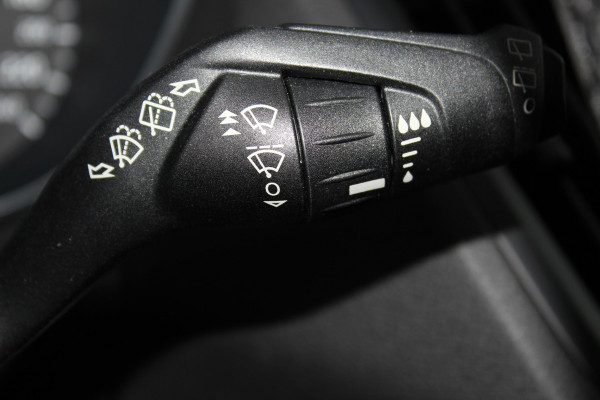 Ford Kuga 1.5-150pk EcoBoost Titanium. Nette Ford Kuga met een trekgewicht van maar liefst 2.000kg ! Autm. airco, stoel-, stuur- en voorraamverw., camera, parkeersensoren achter, navigatie, telefoonvoorb.,  17"LM wielen+all season banden, trekhaak, adapt. cruise cntrl etc.