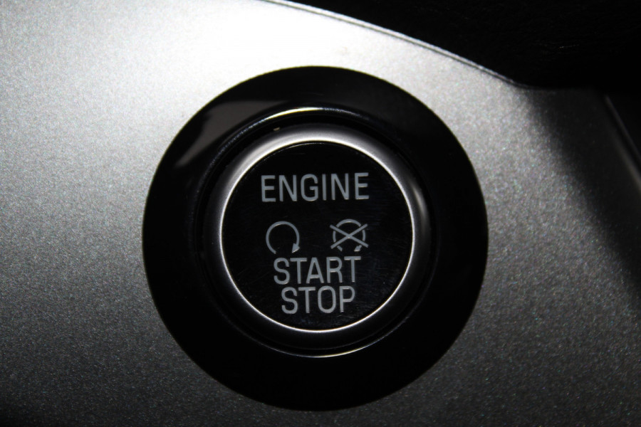 Ford Kuga 1.5-150pk EcoBoost Titanium. Nette Ford Kuga met een trekgewicht van maar liefst 2.000kg ! Autm. airco, stoel-, stuur- en voorraamverw., camera, parkeersensoren achter, navigatie, telefoonvoorb.,  17"LM wielen+all season banden, trekhaak, adapt. cruise cntrl etc.