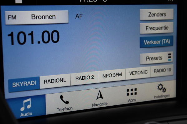 Ford Kuga 1.5-150pk EcoBoost Titanium. Nette Ford Kuga met een trekgewicht van maar liefst 2.000kg ! Autm. airco, stoel-, stuur- en voorraamverw., camera, parkeersensoren achter, navigatie, telefoonvoorb.,  17"LM wielen+all season banden, trekhaak, adapt. cruise cntrl etc.