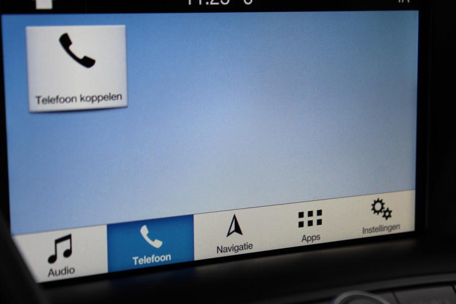 Ford Kuga 1.5-150pk EcoBoost Titanium. Nette Ford Kuga met een trekgewicht van maar liefst 2.000kg ! Autm. airco, stoel-, stuur- en voorraamverw., camera, parkeersensoren achter, navigatie, telefoonvoorb.,  17"LM wielen+all season banden, trekhaak, adapt. cruise cntrl etc.