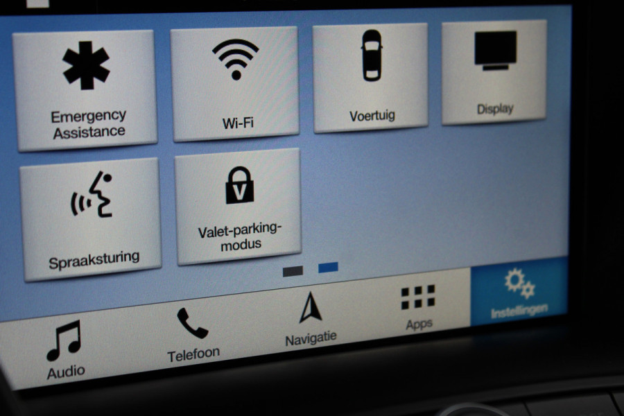 Ford Kuga 1.5-150pk EcoBoost Titanium. Nette Ford Kuga met een trekgewicht van maar liefst 2.000kg ! Autm. airco, stoel-, stuur- en voorraamverw., camera, parkeersensoren achter, navigatie, telefoonvoorb.,  17"LM wielen+all season banden, trekhaak, adapt. cruise cntrl etc.