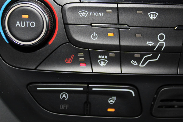 Ford Kuga 1.5-150pk EcoBoost Titanium. Nette Ford Kuga met een trekgewicht van maar liefst 2.000kg ! Autm. airco, stoel-, stuur- en voorraamverw., camera, parkeersensoren achter, navigatie, telefoonvoorb.,  17"LM wielen+all season banden, trekhaak, adapt. cruise cntrl etc.