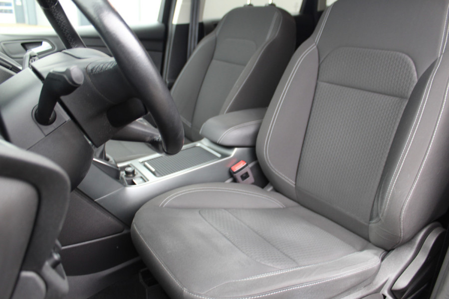 Ford Kuga 1.5-150pk EcoBoost Titanium. Nette Ford Kuga met een trekgewicht van maar liefst 2.000kg ! Autm. airco, stoel-, stuur- en voorraamverw., camera, parkeersensoren achter, navigatie, telefoonvoorb.,  17"LM wielen+all season banden, trekhaak, adapt. cruise cntrl etc.