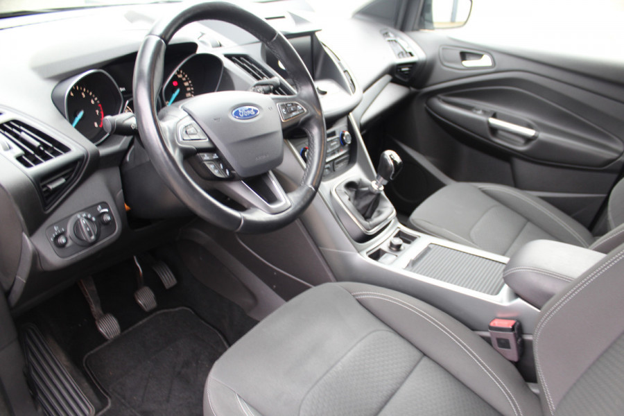 Ford Kuga 1.5-150pk EcoBoost Titanium. Nette Ford Kuga met een trekgewicht van maar liefst 2.000kg ! Autm. airco, stoel-, stuur- en voorraamverw., camera, parkeersensoren achter, navigatie, telefoonvoorb.,  17"LM wielen+all season banden, trekhaak, adapt. cruise cntrl etc.