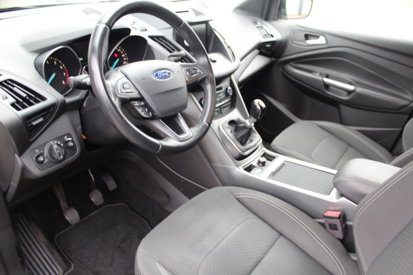 Ford Kuga 1.5-150pk EcoBoost Titanium. Nette Ford Kuga met een trekgewicht van maar liefst 2.000kg ! Autm. airco, stoel-, stuur- en voorraamverw., camera, parkeersensoren achter, navigatie, telefoonvoorb.,  17"LM wielen+all season banden, trekhaak, adapt. cruise cntrl etc.