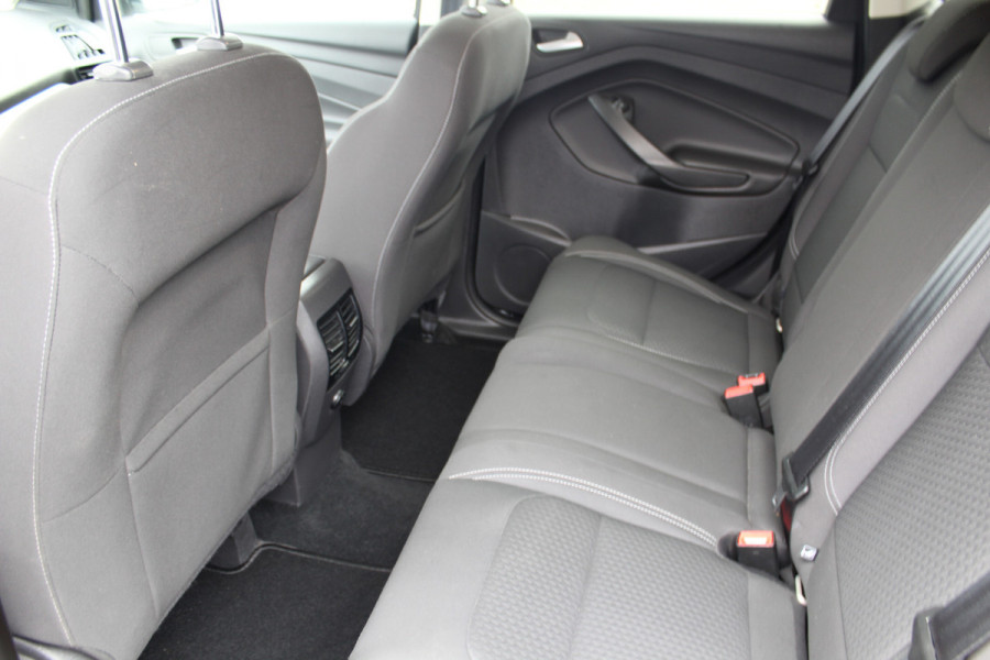 Ford Kuga 1.5-150pk EcoBoost Titanium. Nette Ford Kuga met een trekgewicht van maar liefst 2.000kg ! Autm. airco, stoel-, stuur- en voorraamverw., camera, parkeersensoren achter, navigatie, telefoonvoorb.,  17"LM wielen+all season banden, trekhaak, adapt. cruise cntrl etc.