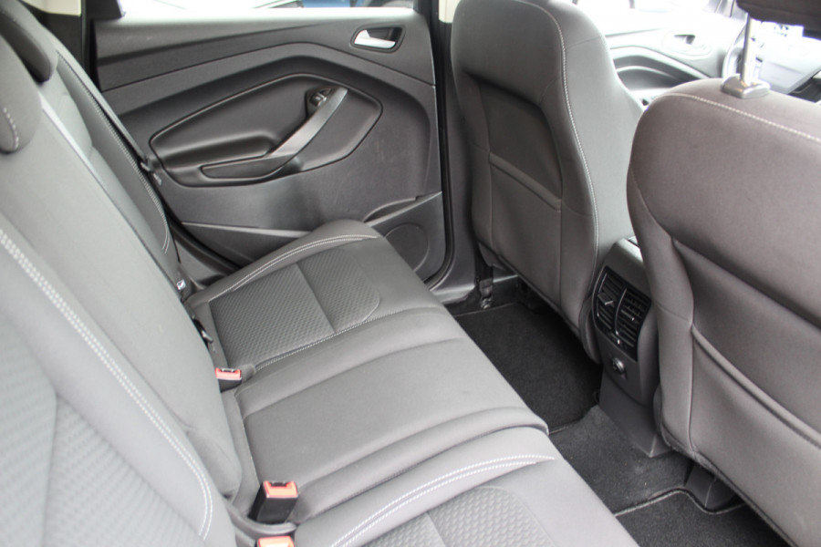 Ford Kuga 1.5-150pk EcoBoost Titanium. Nette Ford Kuga met een trekgewicht van maar liefst 2.000kg ! Autm. airco, stoel-, stuur- en voorraamverw., camera, parkeersensoren achter, navigatie, telefoonvoorb.,  17"LM wielen+all season banden, trekhaak, adapt. cruise cntrl etc.