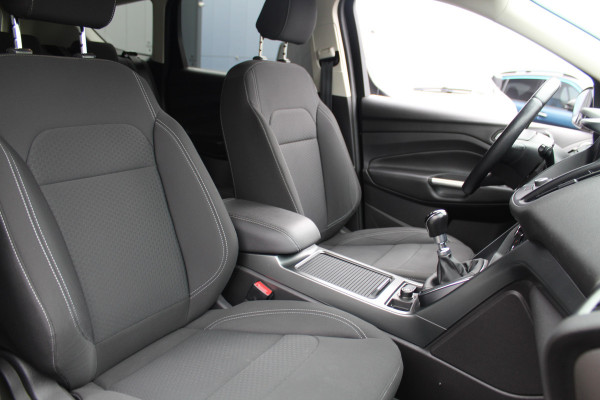 Ford Kuga 1.5-150pk EcoBoost Titanium. Nette Ford Kuga met een trekgewicht van maar liefst 2.000kg ! Autm. airco, stoel-, stuur- en voorraamverw., camera, parkeersensoren achter, navigatie, telefoonvoorb.,  17"LM wielen+all season banden, trekhaak, adapt. cruise cntrl etc.