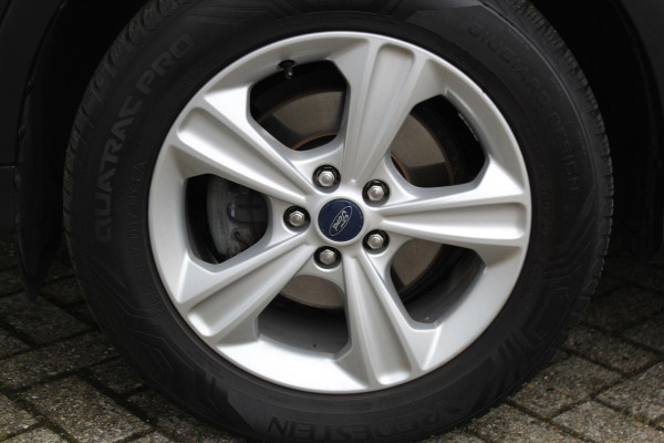 Ford Kuga 1.5-150pk EcoBoost Titanium. Nette Ford Kuga met een trekgewicht van maar liefst 2.000kg ! Autm. airco, stoel-, stuur- en voorraamverw., camera, parkeersensoren achter, navigatie, telefoonvoorb.,  17"LM wielen+all season banden, trekhaak, adapt. cruise cntrl etc.