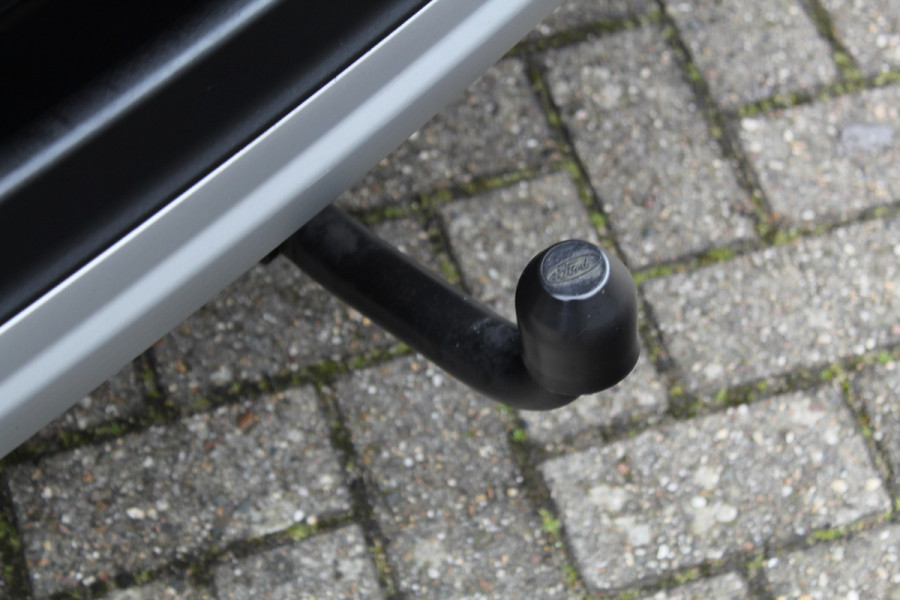 Ford Kuga 1.5-150pk EcoBoost Titanium. Nette Ford Kuga met een trekgewicht van maar liefst 2.000kg ! Autm. airco, stoel-, stuur- en voorraamverw., camera, parkeersensoren achter, navigatie, telefoonvoorb.,  17"LM wielen+all season banden, trekhaak, adapt. cruise cntrl etc.