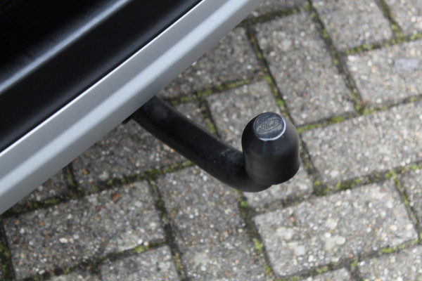 Ford Kuga 1.5-150pk EcoBoost Titanium. Nette Ford Kuga met een trekgewicht van maar liefst 2.000kg ! Autm. airco, stoel-, stuur- en voorraamverw., camera, parkeersensoren achter, navigatie, telefoonvoorb.,  17"LM wielen+all season banden, trekhaak, adapt. cruise cntrl etc.