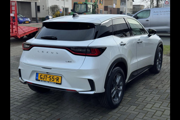 Lexus LBX 1.5 Hybrid Elegant | Leer, Privacy Glass, Stoel + Stuurverwarming, Dodehoekherkenning, Parkeersensoren, 17 inch