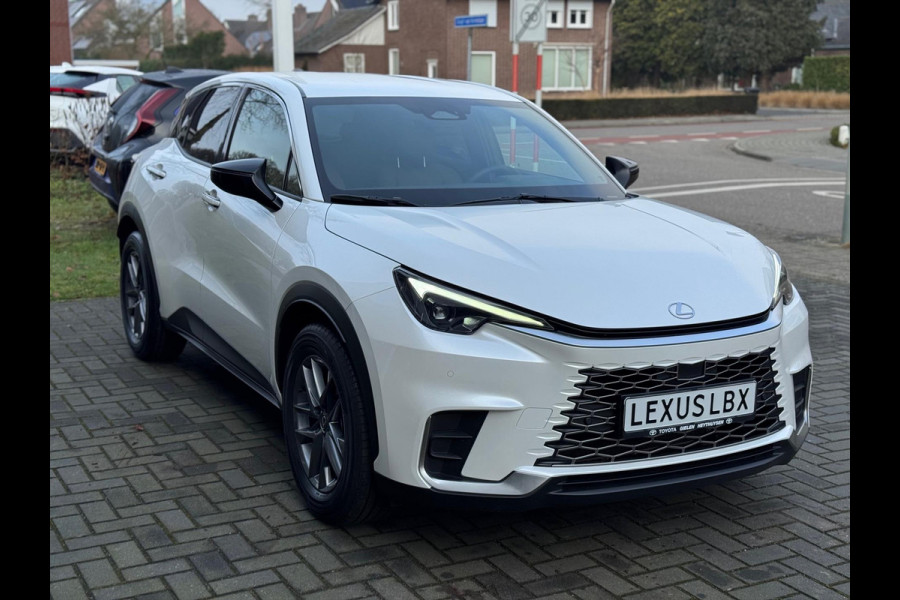 Lexus LBX 1.5 Hybrid Elegant | Leer, Privacy Glass, Stoel + Stuurverwarming, Dodehoekherkenning, Parkeersensoren, 17 inch