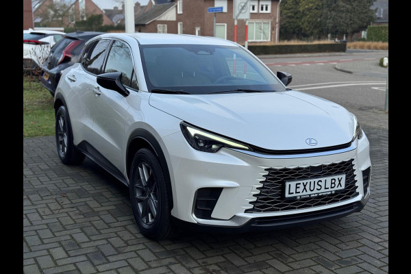 Lexus LBX 1.5 Hybrid Elegant | Leer, Privacy Glass, Stoel + Stuurverwarming, Dodehoekherkenning, Parkeersensoren, 17 inch