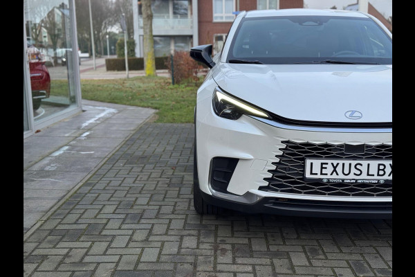 Lexus LBX 1.5 Hybrid Elegant | Leer, Privacy Glass, Stoel + Stuurverwarming, Dodehoekherkenning, Parkeersensoren, 17 inch