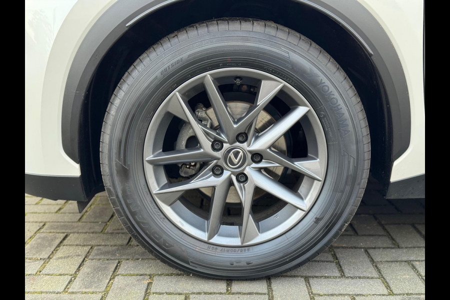 Lexus LBX 1.5 Hybrid Elegant | Leer, Privacy Glass, Stoel + Stuurverwarming, Dodehoekherkenning, Parkeersensoren, 17 inch