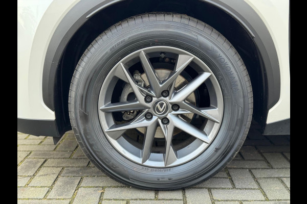 Lexus LBX 1.5 Hybrid Elegant | Leer, Privacy Glass, Stoel + Stuurverwarming, Dodehoekherkenning, Parkeersensoren, 17 inch