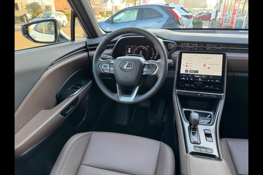Lexus LBX 1.5 Hybrid Elegant | Leer, Privacy Glass, Stoel + Stuurverwarming, Dodehoekherkenning, Parkeersensoren, 17 inch