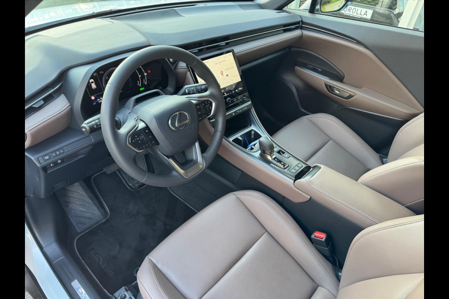 Lexus LBX 1.5 Hybrid Elegant | Leer, Privacy Glass, Stoel + Stuurverwarming, Dodehoekherkenning, Parkeersensoren, 17 inch