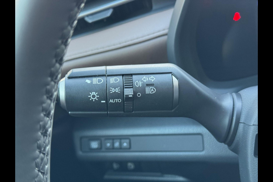 Lexus LBX 1.5 Hybrid Elegant | Leer, Privacy Glass, Stoel + Stuurverwarming, Dodehoekherkenning, Parkeersensoren, 17 inch