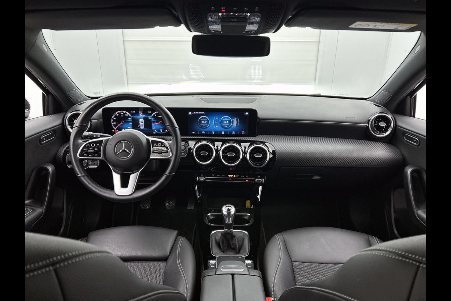 Mercedes-Benz A-Klasse 180 Business Solution (NAVIGATIE, STOELVERWARMING, CAMERA, 1e EIGENAAR, GOED ONDERHOUDEN)