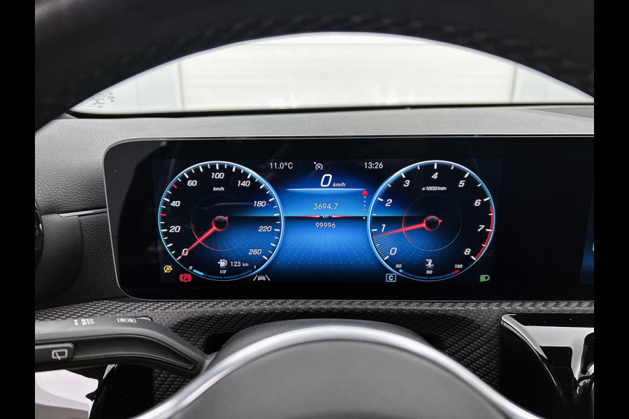 Mercedes-Benz A-Klasse 180 Business Solution (NAVIGATIE, STOELVERWARMING, CAMERA, 1e EIGENAAR, GOED ONDERHOUDEN)