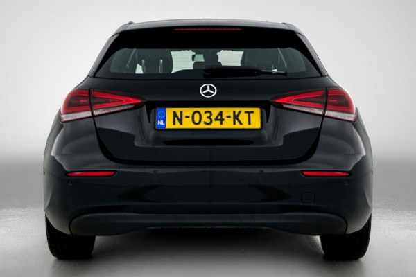 Mercedes-Benz A-Klasse 180 Business Solution (NAVIGATIE, STOELVERWARMING, CAMERA, 1e EIGENAAR, GOED ONDERHOUDEN)