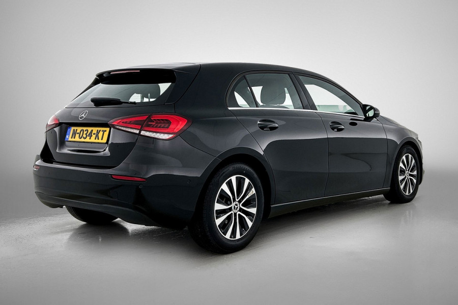 Mercedes-Benz A-Klasse 180 Business Solution (NAVIGATIE, STOELVERWARMING, CAMERA, 1e EIGENAAR, GOED ONDERHOUDEN)