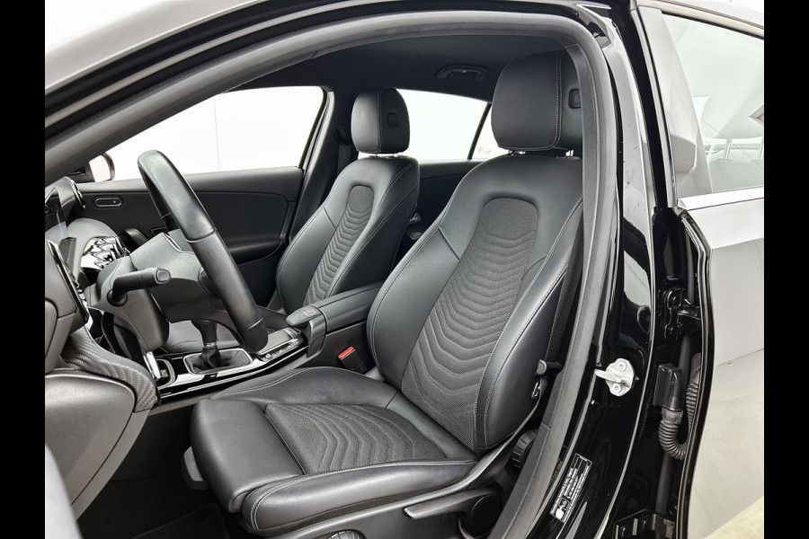 Mercedes-Benz A-Klasse 180 Business Solution (NAVIGATIE, STOELVERWARMING, CAMERA, 1e EIGENAAR, GOED ONDERHOUDEN)