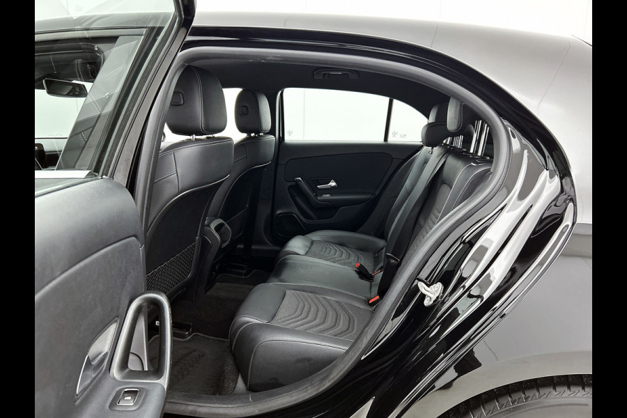Mercedes-Benz A-Klasse 180 Business Solution (NAVIGATIE, STOELVERWARMING, CAMERA, 1e EIGENAAR, GOED ONDERHOUDEN)