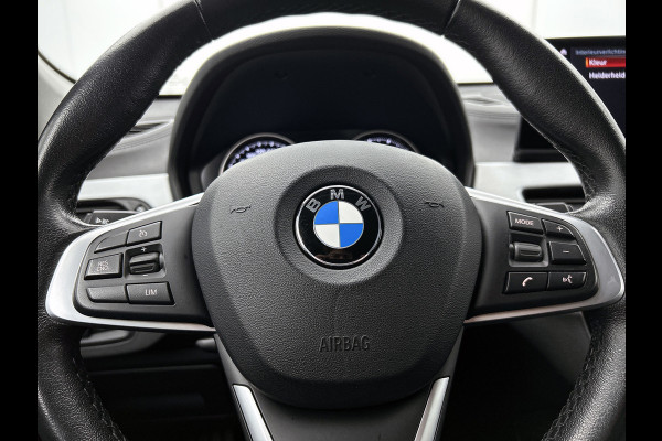 BMW X1 SDrive18i High Executive M Sport (M-PAKKET, SFEER, CAMERA, LED, SPORTSTOELEN, STOELVERWARMING, DEALER ONDERHOUDEN)