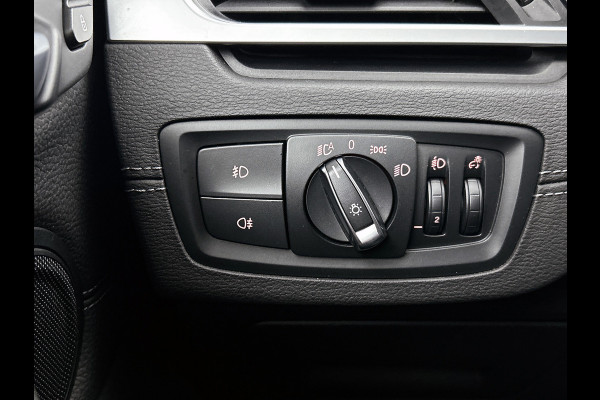 BMW X1 SDrive18i High Executive M Sport (M-PAKKET, SFEER, CAMERA, LED, SPORTSTOELEN, STOELVERWARMING, DEALER ONDERHOUDEN)
