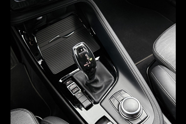 BMW X1 SDrive18i High Executive M Sport (M-PAKKET, SFEER, CAMERA, LED, SPORTSTOELEN, STOELVERWARMING, DEALER ONDERHOUDEN)