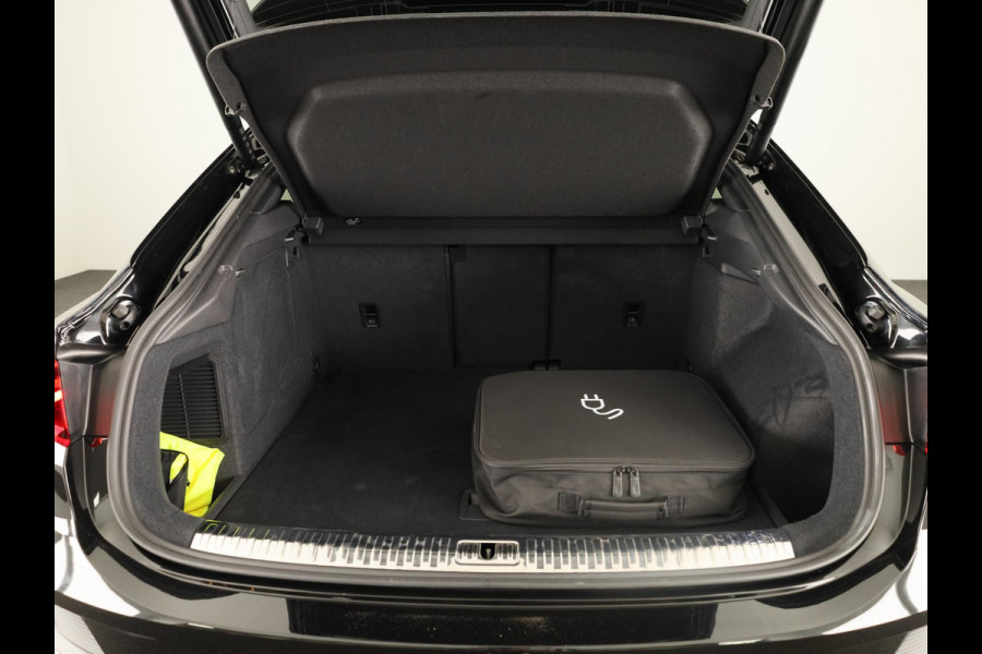 Audi Q3 Sportback 45 TFSI e S Edition 245pk | Parkeercamera | Trekhaak | Navigatie | Keyless entry | 19 inch Lichtmetalen velgen